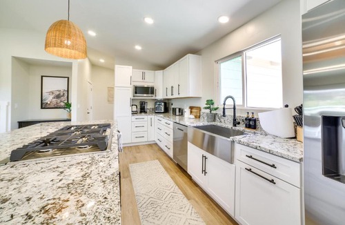 Del Rey Oaks House | Modern Del Rey Oaks Retreat 2 Mi to Monterey Bay!
