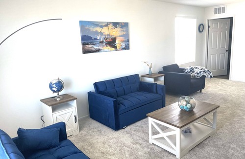 Victorville House | Modern Desert Gem, Boho Retreat, 2 Living Rooms, Sleeps 10