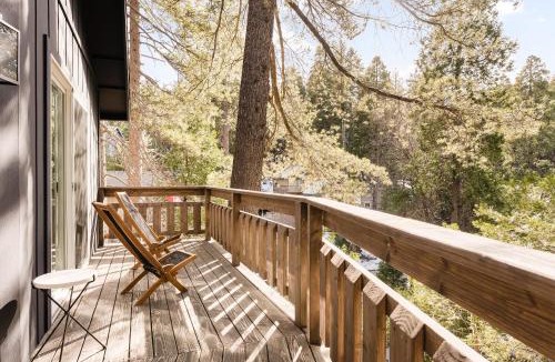 Twin Peaks House | Modern Designer Cabin, Newly Renovated, EV Charger, Arcade, Kids Bunkbed, Minutes to Lake Arrowhead and Lake Gregory