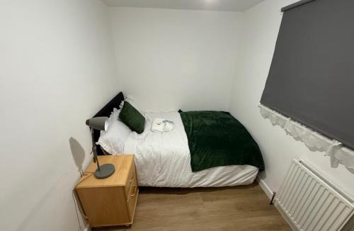 Dartford House | Modern double bed - Central Dartford - Free Parking
