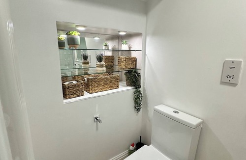 Albrighton Apartment | Modern Double Room Next to Albrighton Station | Free Parking