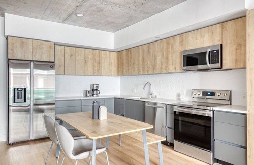 City West Apartment | Modern Downtown 1BR w/Pool, Gym & W/D near Staples Center, by Blueground (LAX 544)
