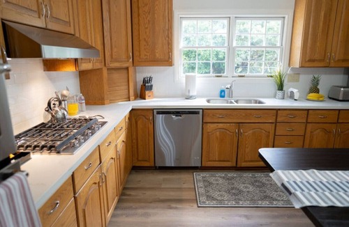 Burbank House | MODERN ELEGANCE: 4BR BURBANK HOUSE with SWIMMING POOL and FENCED PATIO/YARD p12