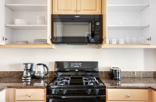 Encino Apartment | Modern Encino 1BR w/W/D, Pool & Gym, nr Ventura Blvd, by Blueground