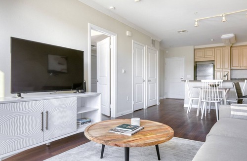 Encino Apartment | Modern Encino 1BR w/W/D, Pool & Gym, nr Ventura Blvd, by Blueground