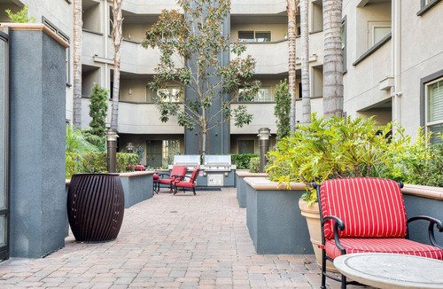 Encino Apartment | Modern Encino 1BR w/W/D, Pool & Gym, nr Ventura Blvd, by Blueground
