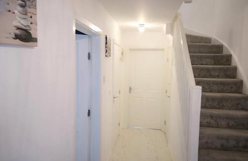 Headstone North Apartment | Modern Entire Home in Harrow Easy Access to Central London