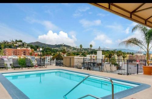 Hollywood Apartment | Modern Escape in Hollywood with Rooftop & City Views