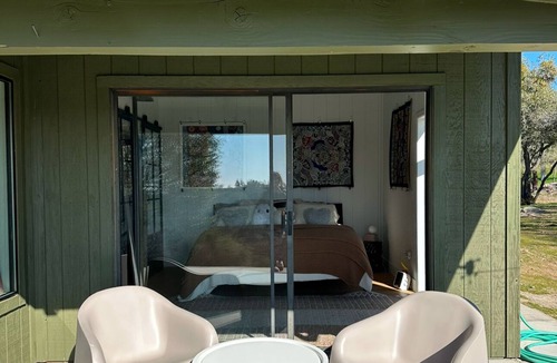 Coarsegold Cabin | Modern family friendly cabin near Yosemite. BBQ. Deck. WiFi. AC. Pet friendly.