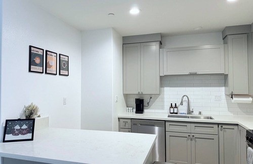 Westminster House | Modern Family Haven - Minutes from Disney Magic/Knotts and Saigon