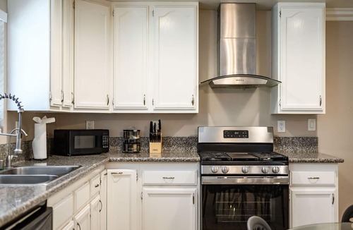 Westmont House | Modern Family Home w Full Amenities Near ONT