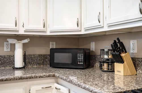 Westmont House | Modern Family Home w Full Amenities Near ONT