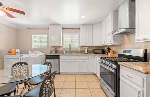 Westmont House | Modern Family Home w Full Amenities & Near ONT