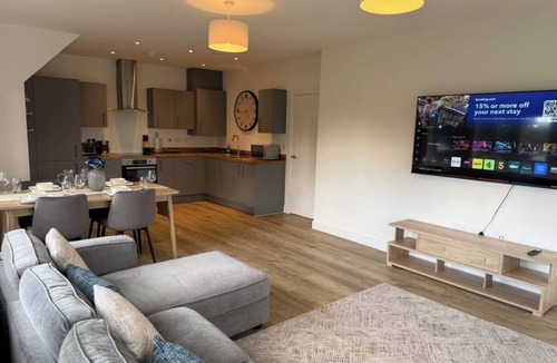 Fontwell Apartment | Modern Flat In Fontwell With 2 Parking Spots