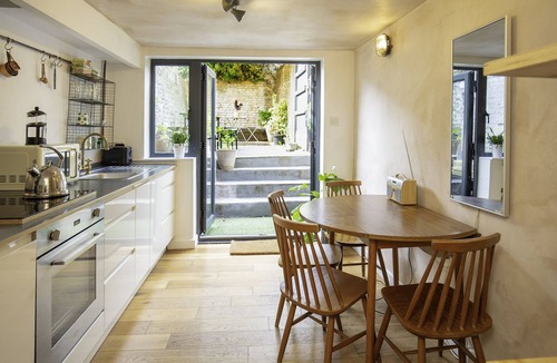 Camberwell Apartment | Modern flat with KING bed, garden & outdoor dining