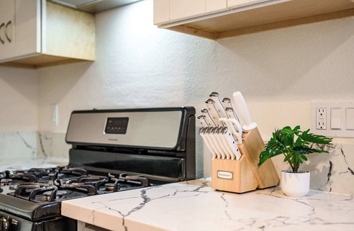 Charter Oak House | Modern Glendora Retreat Family Getaway Near Cal Poly & Mt. SAC