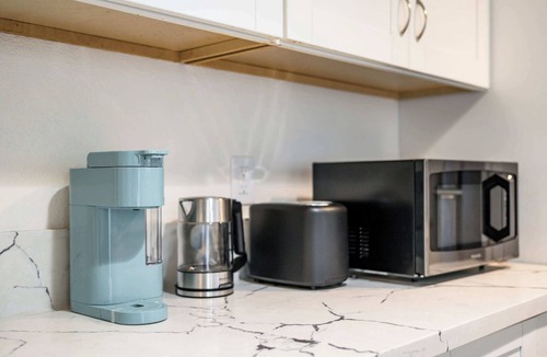 Charter Oak House | Modern Glendora Retreat Family Getaway Near Cal Poly & Mt. SAC