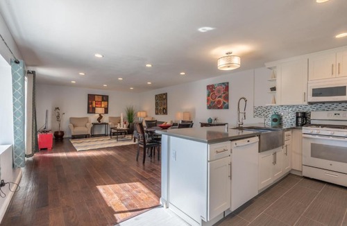 Studio City House | Modern Guest House Nestled in the Hollywood Hills with huge deck and WOW views!