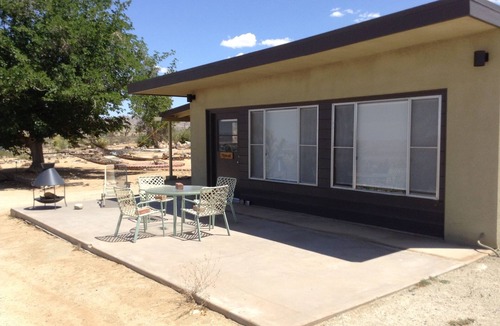Joshua Tree House | Modern Guest House - Vintage Records, Hot Tub, 4+ Acres, Wifi, EV Charger, Views