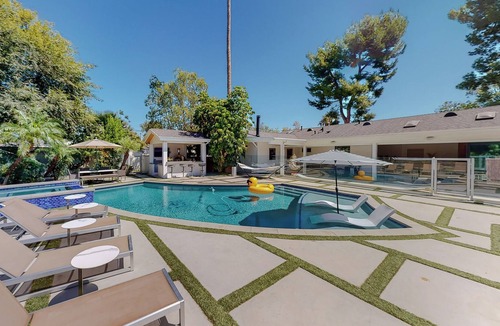Lake Balboa House | Modern Hi Tech Luxury Home