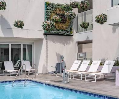 Hollywood Apartment | Modern Hollywood Walk of Fame Apts- Free Parking, 360 Rooftop, Pool, Gym- Centrally located