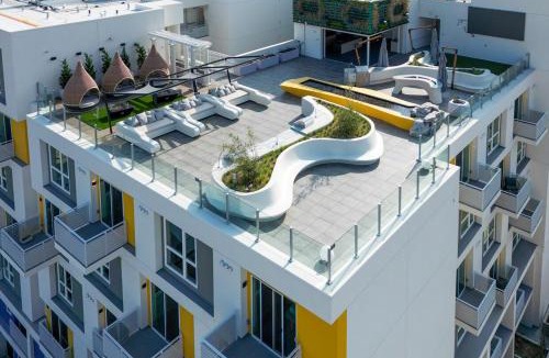 Hollywood Apartment | Modern Hollywood Walk of Fame Apts- Free Parking, 360 Rooftop, Pool, Gym- Centrally located
