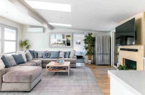 Hollywood Hills House | Modern Home Hollywood Hills, Skyline Views, Private Sauna