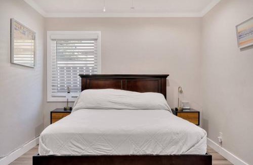 Claremont House | Modern home near colleges