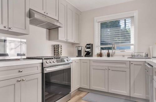 Claremont House | Modern home near colleges