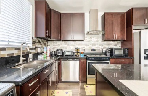 Midway City House | Modern Home Near Disneyland, Beaches, and Little Saigon