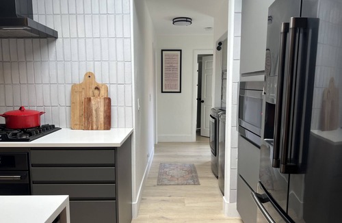 Altadena House | Modern Home with Spacious Yard near Rose Bowl, trails, and DTLA