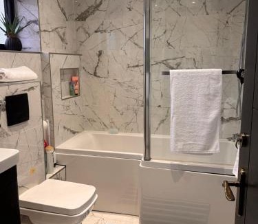 Stratford Apartment | Modern House Apartment Stratford E15 London - Sleeps 2 - 9, Fast Links to Central London, Near O2, Greenwich & Olympic Park, Child-Friendly Garden, Free Parking, Free WiFi