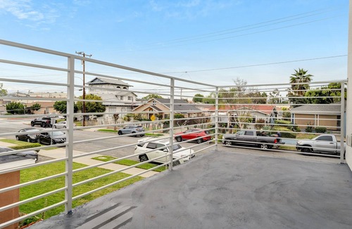 South Montebello House | Modern LA home near Montebello City Park w/parking