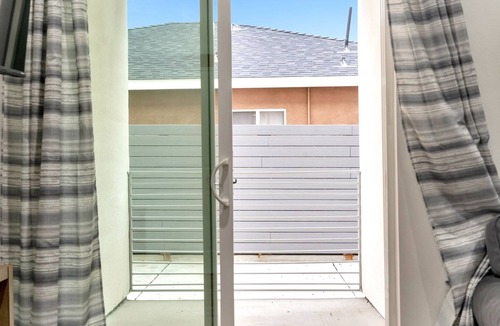 South Montebello House | Modern LA home near Montebello City Park w/parking