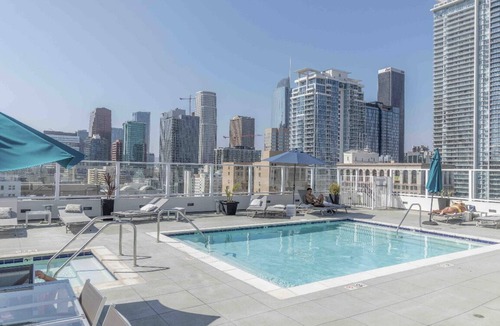 Downtown Los Angeles Condo | Modern Loft-Rooftop with City view, Pool, Spa, Gym and Free parking!