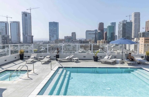 Downtown Los Angeles Condo | Modern Loft-Rooftop with City view, Pool, Spa, Gym and Free parking!
