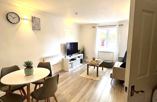 Newham Apartment | Modern London Stay for 5|Parking| Excel, City Airport & Canary Wharf