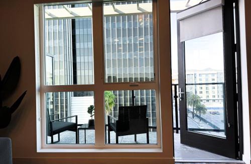 Hollywood Apartment | Modern London Style Home in Hollywood -Free Parking 10mins to Universal Studios