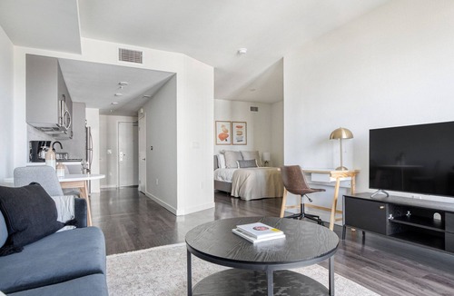 North Pine Apartment | Modern Long Beach Studio w/Pool & Gym, walk to Ocean Blvd, by Blueground