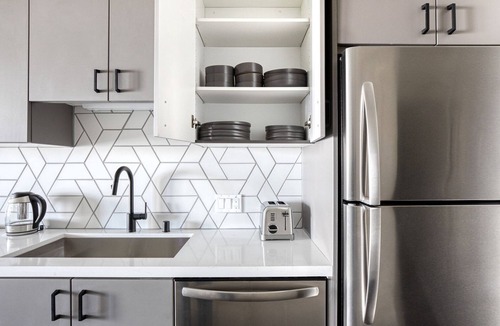North Pine Apartment | Modern Long Beach Studio w/Pool & Gym, walk to Ocean Blvd, by Blueground