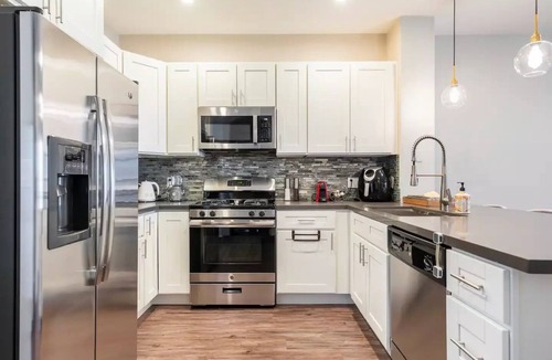Valencia Apartment | Modern Luxe 1bd/1bath Dream Apartment by Six Flag Magic Mountain/Santa Clarita