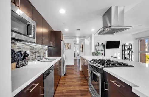 Wilshire Center Apartment | Modern Luxury 2 Bed with Panoramic City Views in Downtown LA
