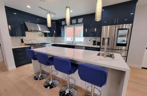 Pico - Robertson House | Modern luxury 3 bedroom home next to La Cienega Plaza with parking, WiFi, TV, BBQ 10 minutes to Rodeo Drive