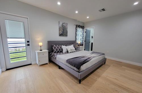 Pico - Robertson House | Modern luxury 3 bedroom home next to La Cienega Plaza with parking, WiFi, TV, BBQ 10 minutes to Rodeo Drive