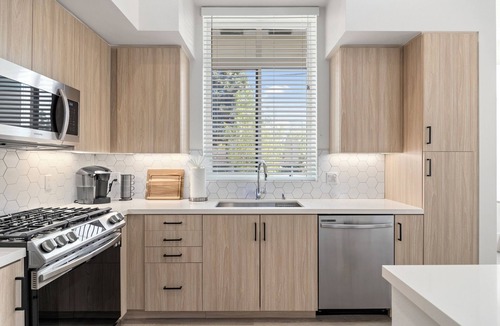 Santa Ana Condo | Modern Luxury Apt- South Coast Plaza/JWA/Disney