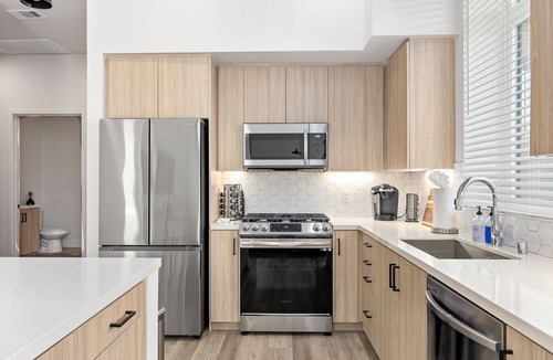 Santa Ana Condo | Modern Luxury Apt- South Coast Plaza/JWA/Disney