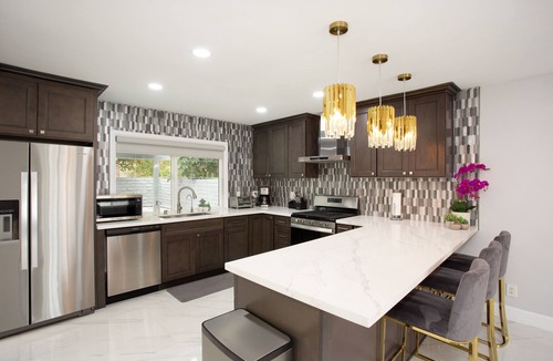 Fountain Valley House | Modern Luxury steps to Mile Square Park, 10 guest