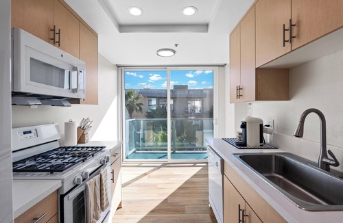 Marina del Rey Apartment | Modern Marina: Chic Design & Coastal Comfort