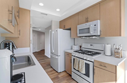 Marina del Rey Apartment | Modern Marina: Chic Design & Coastal Comfort