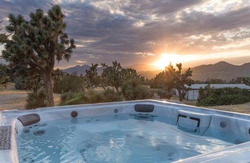 Yucca Valley House | Modern Mosaics- Joshua Tree Chef Home On Hill Spa